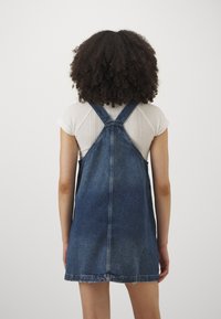 Tommy Jeans PINAFORE DRESS - Denimkjoler - denim medium