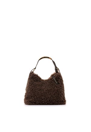Piccola borsa marrone con tessuto dalla texture arricciata, manico corto con un accento dorato e etichetta del marchio visibile su sfondo bianco.