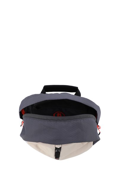 Zaino di tessuto grigio con un motivo esagonale, dotato di manico superiore, apertura con zip e una sezione inferiore di colore bianco a contrasto.