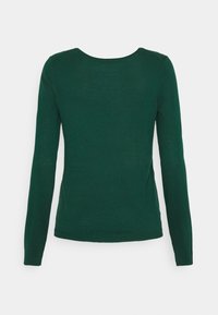 Pull à manches longues vert, avec un col rond, fabriqué en matériau léger. Présente une texture lisse et une silhouette ajustée.