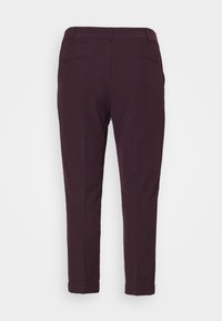 Donkerpaarse broek met een getailleerde pasvorm, voorzien van twee achterzakken, een soepele textuur en opgerolde boorden bij de enkels.