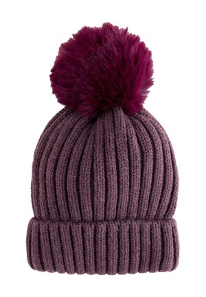Strikket lilla vinterhat med bred rib og en stor, fluffy pompon på toppen mod en hvid baggrund.