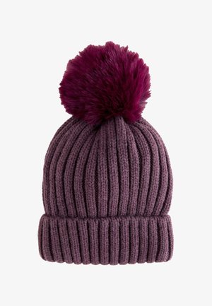 Gorro de invierno morado tejido con canalé ancho y un gran pompón esponjoso en la parte superior sobre un fondo blanco.