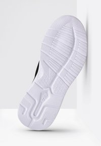 Svart atletisk sko med en texturerad vit gummisula, utrustad med ett mönster och en logotyp präglad på sidan.