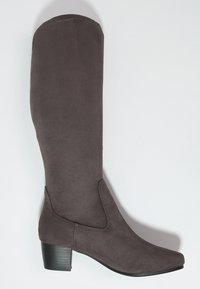 Bota de ante gris hasta la rodilla con punta afilada, costuras laterales mínimas y un tacón corto y grueso. Textura suave con un diseño moderno.