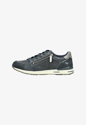 Mørkeblå ruskind og mesh sneakers med en side lynlås, teksturerede detaljer og en lys grå hælkappe, samt en gummisål.