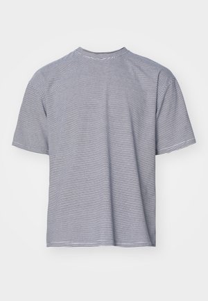 Gestreiftes T-Shirt mit kurzen Ärmeln, das dünne marineblaue und weiße horizontale Streifen, einen runden Ausschnitt und einen lockeren Schnitt aufweist.