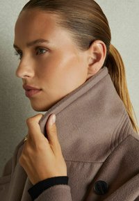 Reiss FIT BRIDGET BLINDSEAM - Klasisks mētelis - mink neutral