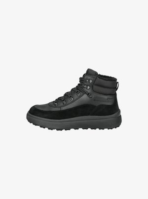 Czarne wysokie buty na sznurówki mają połączenie gładkiej skóry i zamszu, z metalowymi oczkami, teksturowanym językiem oraz wytrzymałą gumową podeszwą.