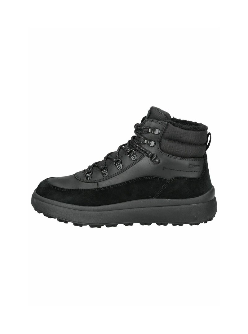 Schwarze High-Top-Stiefel aus einer Kombination von glattem Leder und Wildleder, mit Metallösen, strukturiertem Zunge und einer strapazierfähigen Gummisohle.