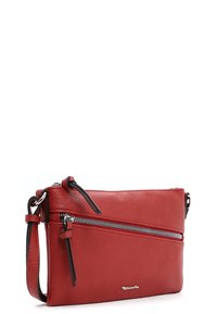 Rød læder crossbody taske med en struktureret finish, der har et frontlommer med lynlås og sorte accenter på stroppen og lynlås-trækkene.