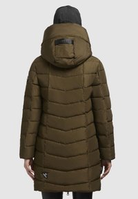 Manteau matelassé vert olive long avec un quilting en chevrons, une grande capuche et un patch logo dans le dos. Comprend des zips à l'ourlet.