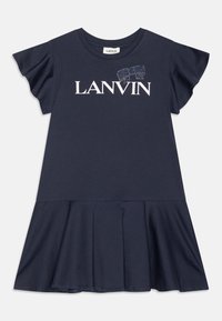 Granatowa sukienka z bawełny w kształcie t-shirtu, z krótkimi bufkami, rozkloszowanym dołem oraz białym napisem "LANVIN" ozdobionym kryształkami.