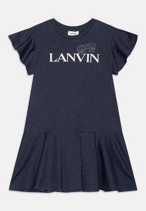 Laivaston värinen puuvillamekko, jossa on lyhyet röyhelöhihat, levenevä helma ja valkoinen "LANVIN"-teksti, jonka ympärillä on koristekivipisteitä.