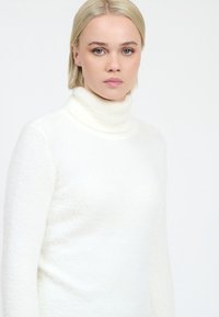 INFLUENCER FLUFFY TURTLENECK PULL - Trui - milk