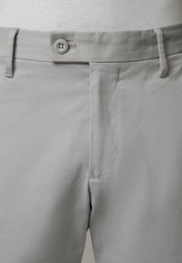 Strellson Nohavice chinos - grau