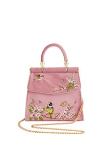 Bolso de ante rosa con asa superior, correa de cadena dorada, con bordados de flores y pájaros en la parte frontal. Diseño estructurado y cierre de solapa.