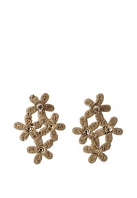 Pendientes de cuentas hechos de material natural entrelazado en un diseño floral, con formas tridimensionales y acentos metálicos.