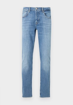 Lyseblå denimjeans med lige snit. Har knapgylp, fem lommer og let falmning på lårene. Klassisk syningsdetalje.