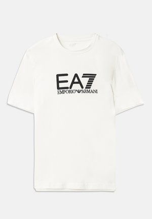 Biele bavlnené tričko s čiernym logom EA7 a textom "EMPORIO ARMANI". Krátke rukávy, oválny výstrih, bežný strih, hladká textúra.