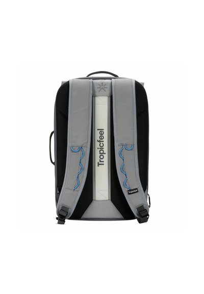 Mochila negra y gris con correas acolchadas, acentos reflectantes y un logo central. Presenta costuras curvas y correas laterales ajustables.