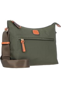 Borsa a spalla verde in nylon con dettagli in pelle marrone, tasche con zip e tracolla rimovibile. Presenta una texture liscia e un design minimale.