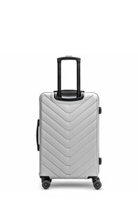 Silberner Hartschalenkoffer mit Chevron-Design, schwarzem Teleskopgriff und Rädern. Verfügt über eine strukturierte Oberfläche und einen Seitengriff.
