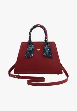 Czerwona skórzana torebka o zorganizowanym kształcie, z podwójnymi uchwytami owiniętymi kwiatowym szalem i odpinanym paskiem na ramię. Złoty detal z logo.