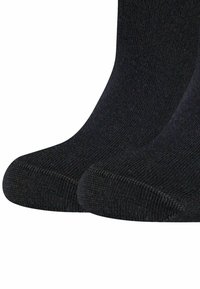 Schwarze Baumwollsocken mit glatter Textur, geripptem Design und verstärktem Zehenbereich, die ein klassisches, nahtloses Finish zeigen.