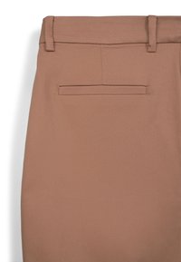 Braune maßgeschneiderte Hose mit glatter Textur, ausgestattet mit einer einzigen Gesäßtasche und Gürtelschlaufen, die ein sauberes, minimalistisches Design präsentiert.