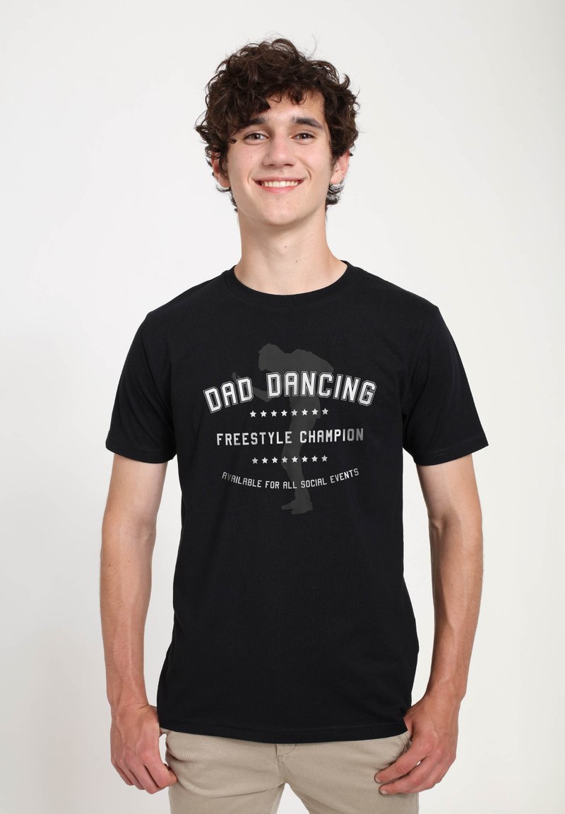 T-shirt in cotone nero con testo bianco e grigio: "DAD DANCING FREESTYLE CHAMPION" con grafiche e stelle. Vestibilità casual.