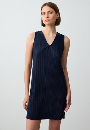 Abito senza maniche di colore navy con scollo a V, caratterizzato da pieghe verticali, tessuto fluido e taglio morbido, che arriva a metà coscia. Tessuto liscio.