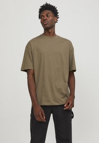 Oliven grøn kortærmet t-shirt i løs pasform, lavet af blødt bomuldsstof, med rund hals og lige søm.