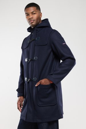Marineblauwe wollen duffelcoat met toggelsluitingen, capuchon, voorkruiszakken en een gladde textuur. Heeft een lichte glans en een gestructureerd ontwerp.