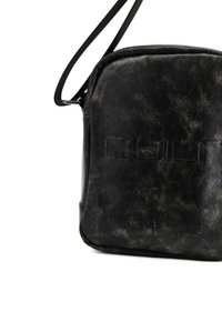 Borsa a tracolla in pelle nera con finitura testurizzata, chiusura con zip e logo impresso sul davanti. Dotata di tracolla regolabile.