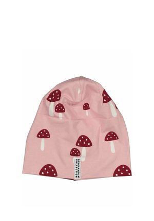Pink blød beanie med røde svampemønstre med hvide pletter og et lille hvidt mærke med teksten "Geggamoja Collection."