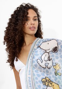Lichte, gemusterde sjaal met Snoopy en Woodstock; zachte, semi-transparante stof in lichtblauw en wit met groene accenten.