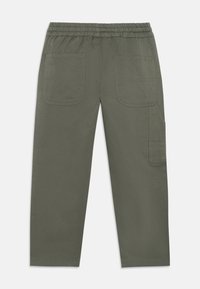 Pantalons vert olive avec une taille élastique, deux poches arrière, une poche latérale et une coupe droite. Fabriqués dans un tissu lisse.