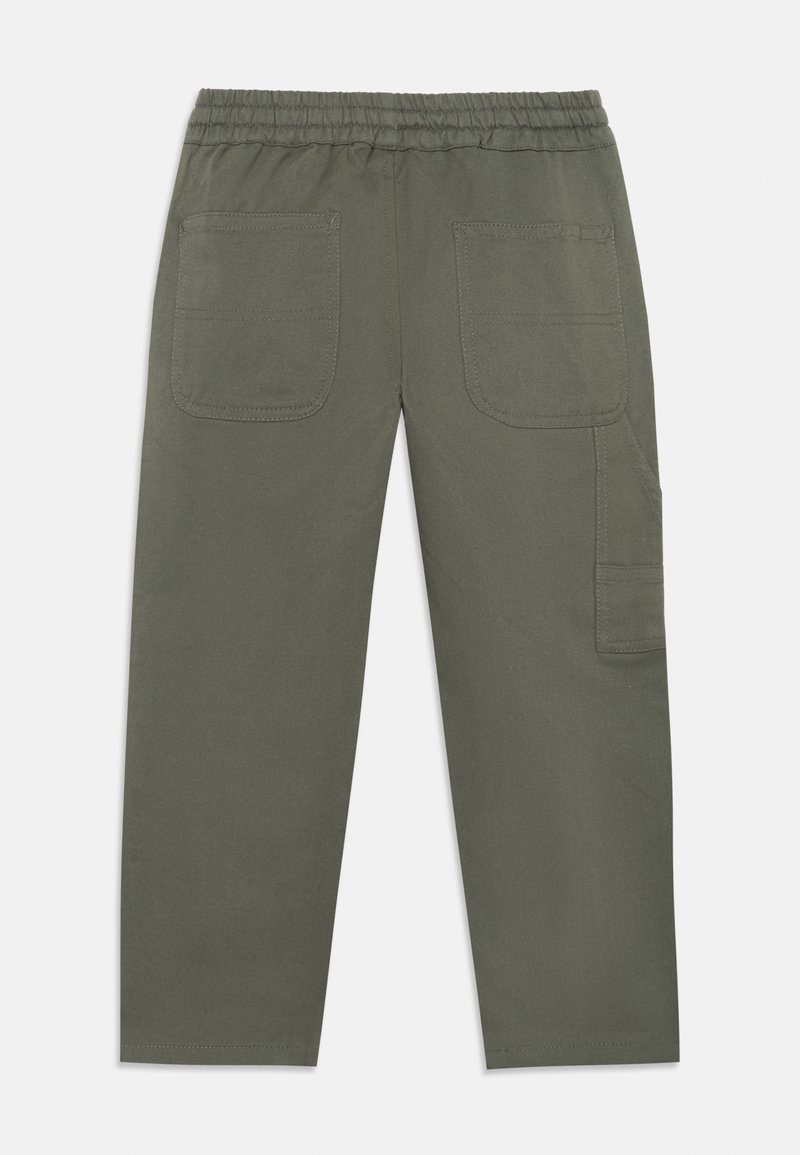 Olivgrüne Hose mit elastischem Bund, zwei Gesäßtaschen, einer Seitentasche und einem geraden Bein. Hergestellt aus einem glatten Stoff.