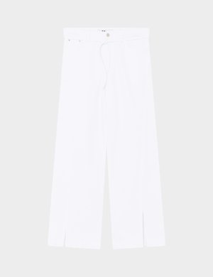 Valged laiad püksid eesos lõhikutega, nööbi ja tõmblukuga kinnitusega ning kitsaste vööaasadega vöökoha.