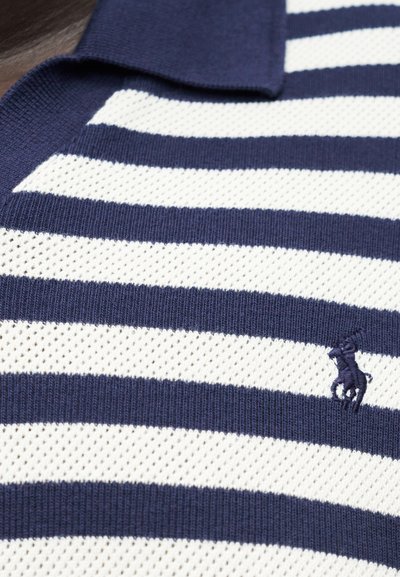 Tricou cu guler, cu dungi albastre și albe, realizat dintr-un material tricotat texturat, cu un mic logo brodat albastru închis înfățișând un cal și un călăreț pe piept.