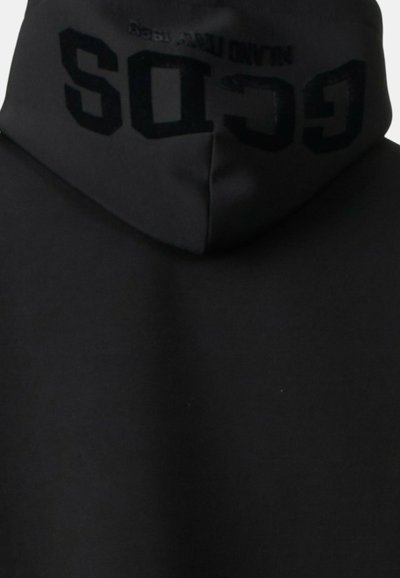 Sweat à capuche noir avec le texte "GCDS" imprimé à l'envers et partiellement visible à l'intérieur de la capuche.