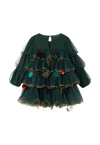 Zelena tila obleka z nabranimi plastmi, z zlatim pasom in okrašena s pisanimi diski. Ima dolge rokave in zapiranje na hrbtni strani v obliki ključavnice.