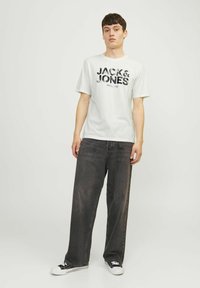 Jack & Jones LOGO RUNDHALS - T-shirt print - cloud dancer