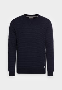 Marinblå stickad tröja med ett strukturerat mönster, ribbad halsringning och muddar, med en liten logotagg på nederkanten. Klassisk rundhalsad design.