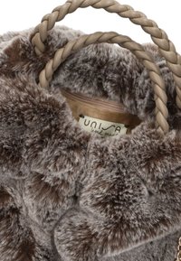 Bruine nepbont tas met gevlochten beige handvatten en een gevoerd binnenzakje met rits, inclusief een label met de tekst "unisa handmade."