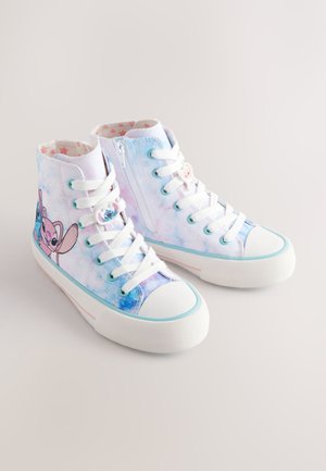 Aukštakulniai sportbačiai su ryškia surišimo dažų rašto, kuriame vyrauja mėlynos ir rožinės spalvos, balti raišteliai ir charakterio grafinis vaizdas šone. Įkomponuotas užtrauktuko akcentas.