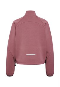 Lyserød sweatshirt med høj hals, raglanærmer og en reflekterende stribe på bagsiden. Fremstillet af blødt stof med en tekstureret overflade.