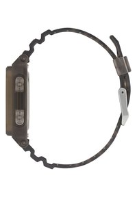 Montre digitale avec un boîtier rectangulaire en plastique gris foncé, des boutons transparents et un bracelet en caoutchouc à motif en zigzag avec une boucle en argent brossé.