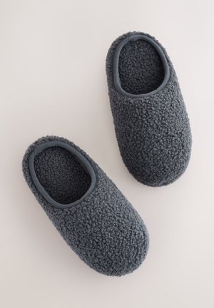 Graue Fleece-Hausschuhe mit strukturierter Oberfläche, abgerundeter Zehenpartie und elastischen Öffnungen für einfaches An- und Ausziehen. Weiches Innenfutter für Komfort.